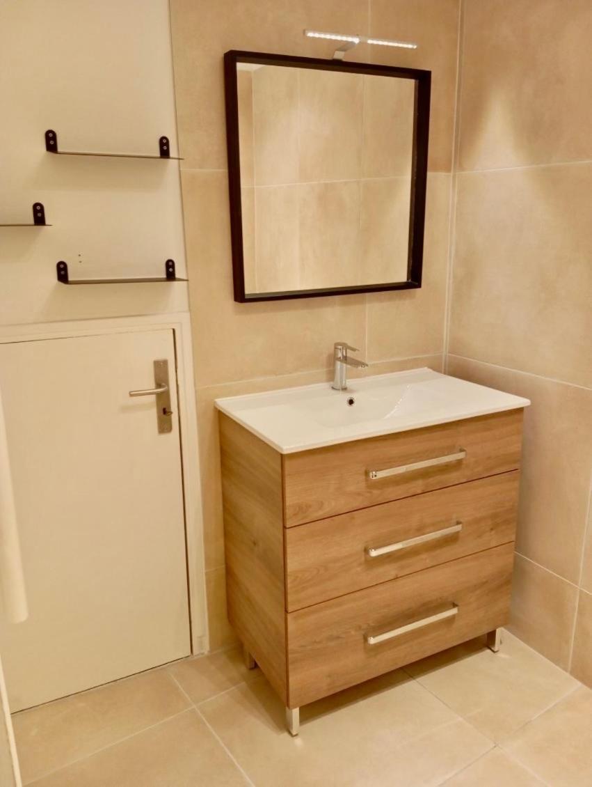 Appartement Calme, A 2 Pas Du Palais Des Papes, Au 3Eme Etage Avignon Bagian luar foto
